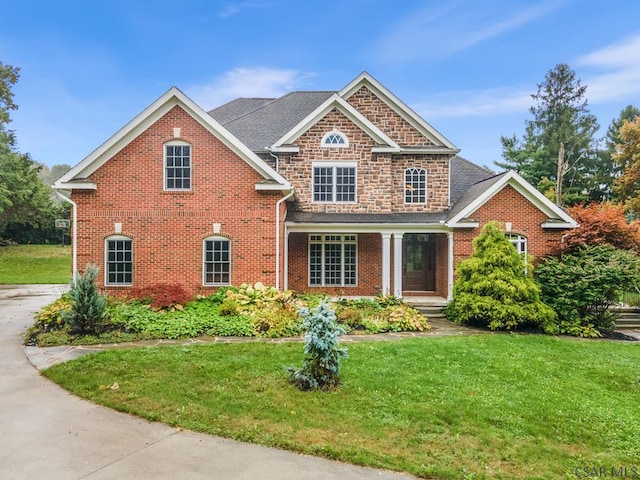 view of front of home featuring a front yard