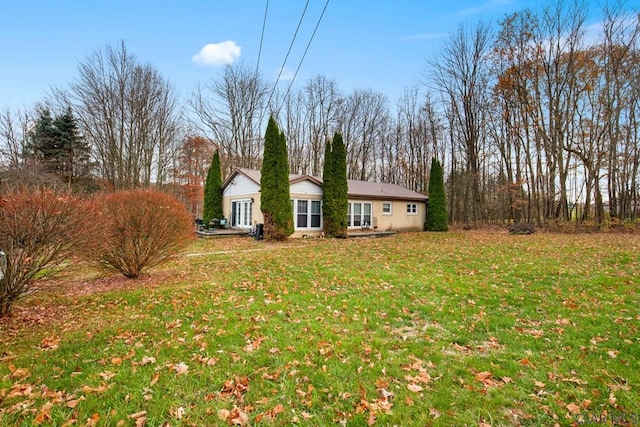 view of front of property featuring a front yard