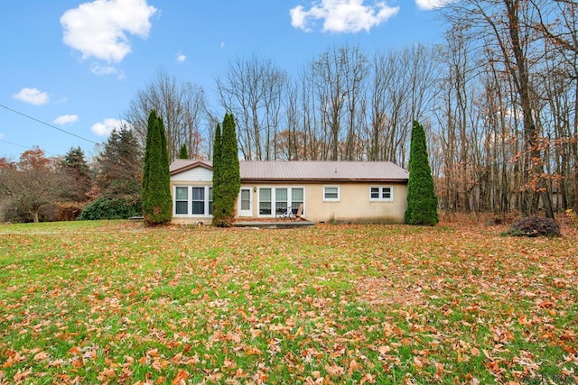 view of front of home featuring a front yard