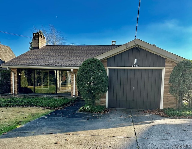 view of front of property featuring a garage