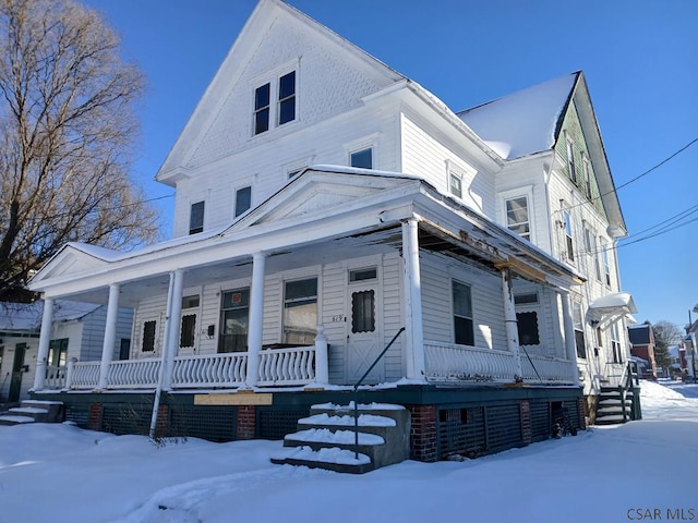 view of front of property featuring covered porch