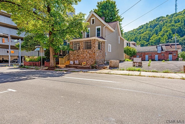 view of front of property featuring a mountain view