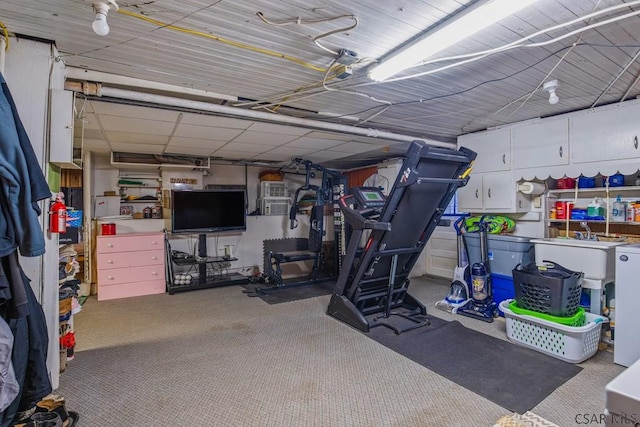 workout room with carpet