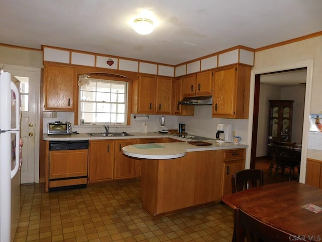 kitchen with sink, black electric cooktop, kitchen peninsula, dishwasher, and white fridge