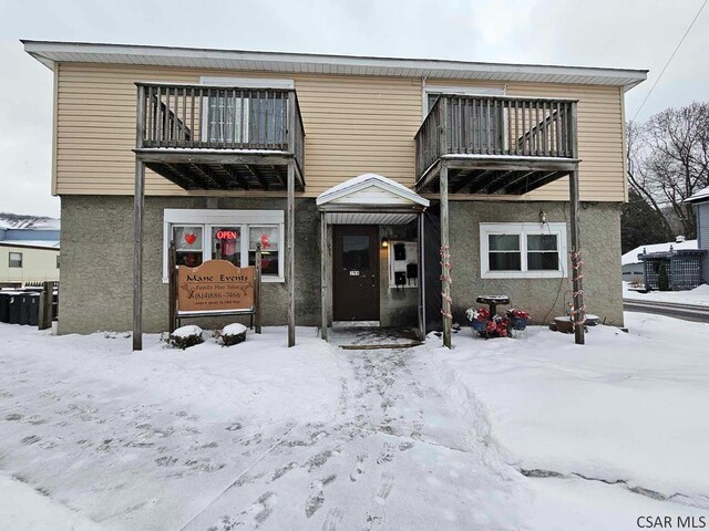 view of front of home featuring a balcony