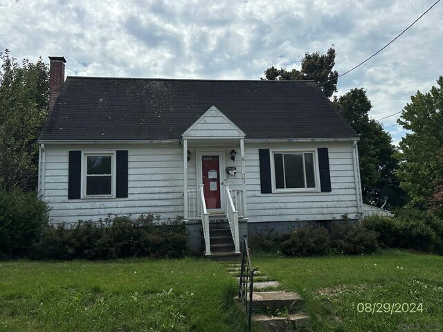 view of front of property with a front lawn