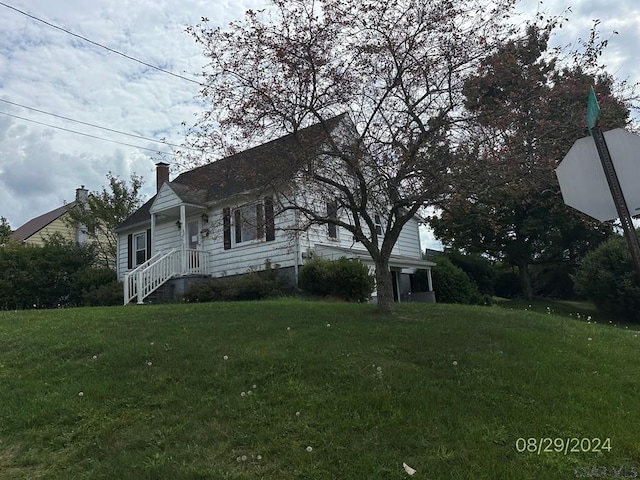 view of front of house with a front yard