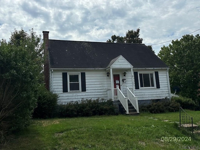 view of front of house featuring a front lawn