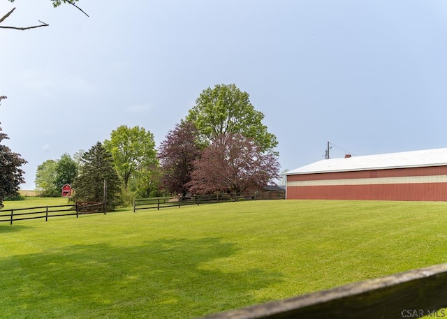 view of yard featuring an outbuilding