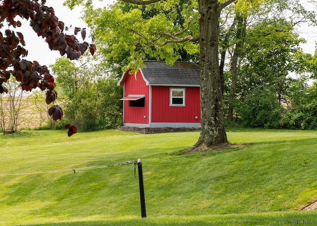 view of yard featuring a shed