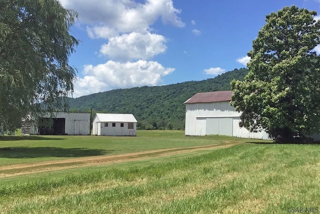 view of yard with a mountain view and an outdoor structure