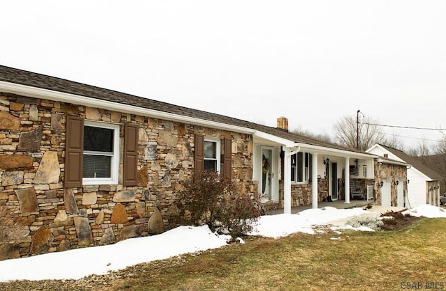 view of front facade with a yard