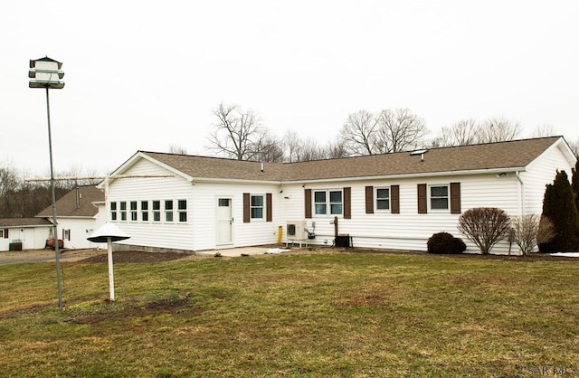 ranch-style home featuring a front lawn