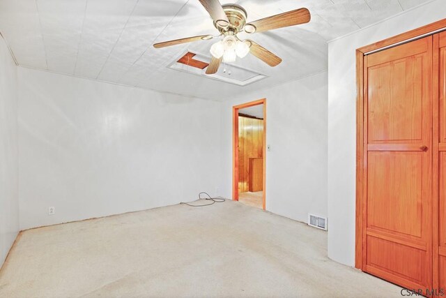 carpeted empty room featuring ceiling fan