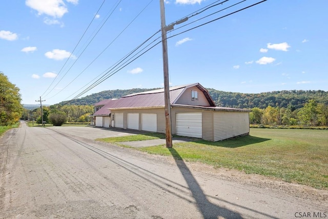 view of front of property with a front lawn