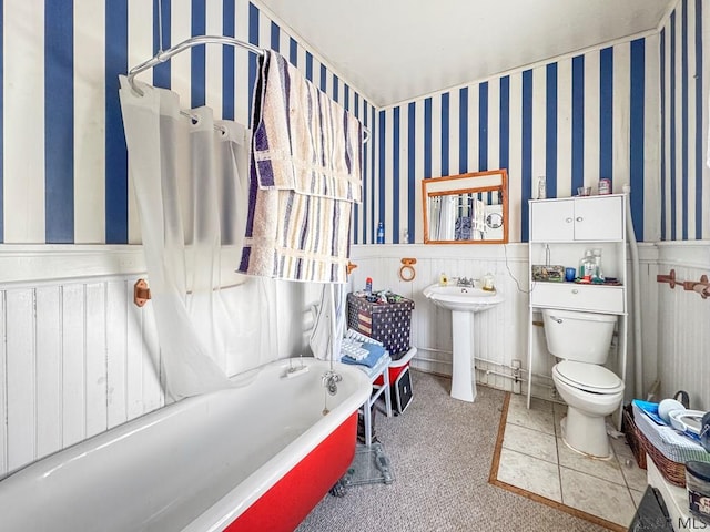 521 N Julian St, Ebensburg, PA 15931 - full bath featuring wainscoting, wallpapered walls, and a tub