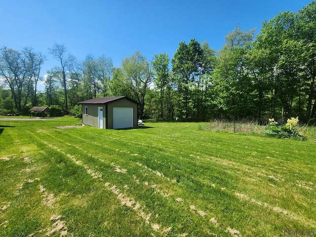 view of yard featuring an outbuilding and a garage