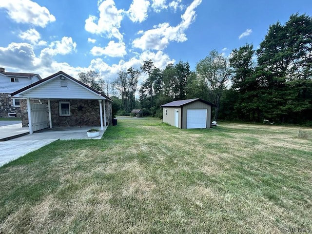 view of yard featuring a garage and an outdoor structure