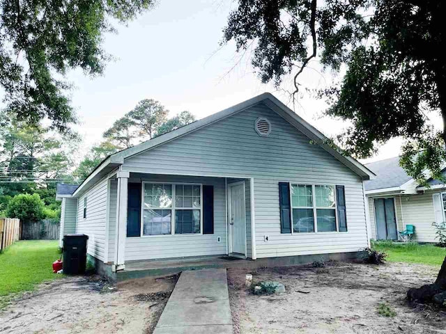 view of front of house featuring a front lawn