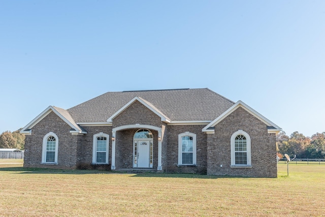 view of front facade featuring a front yard