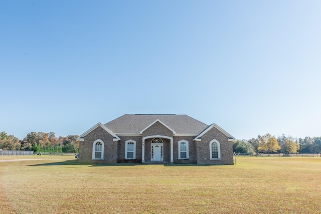 view of front facade featuring a front yard