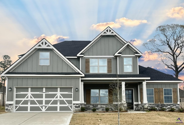 craftsman house featuring a garage