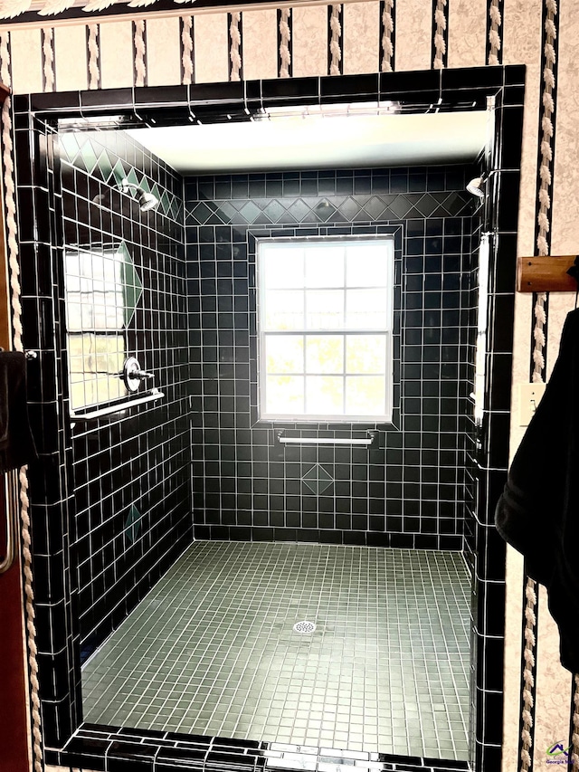 2382 Gallimore Mill Rd, Jeffersonville, GA 31044 - bathroom featuring a tile shower and tile patterned flooring