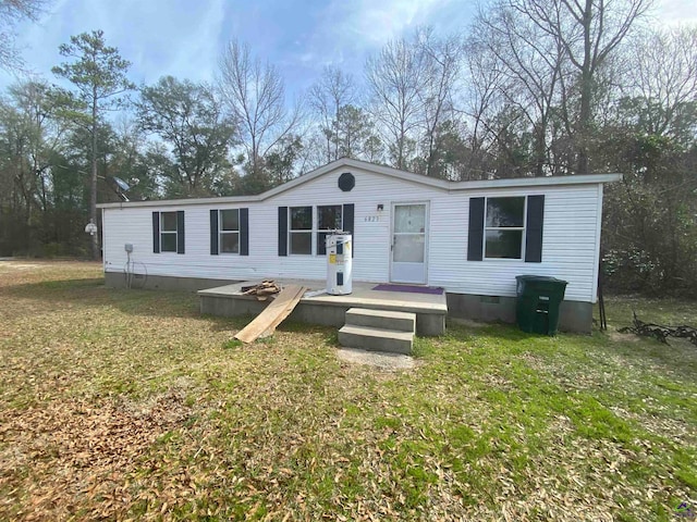 manufactured / mobile home featuring a front yard