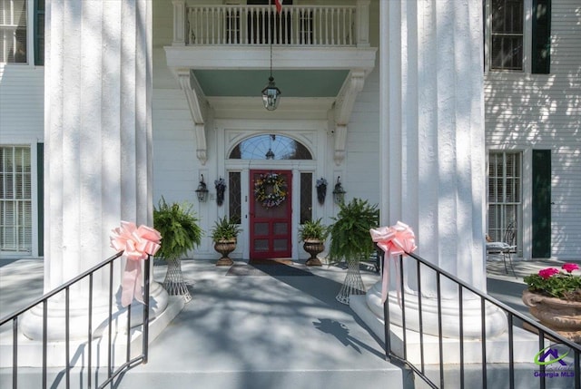 property entrance featuring a balcony