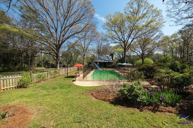 view of swimming pool featuring a yard