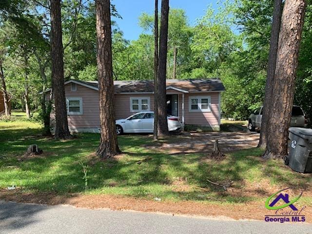 view of front of property with a front yard