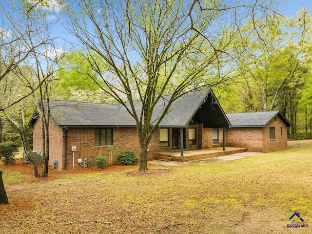 view of front facade featuring a front lawn