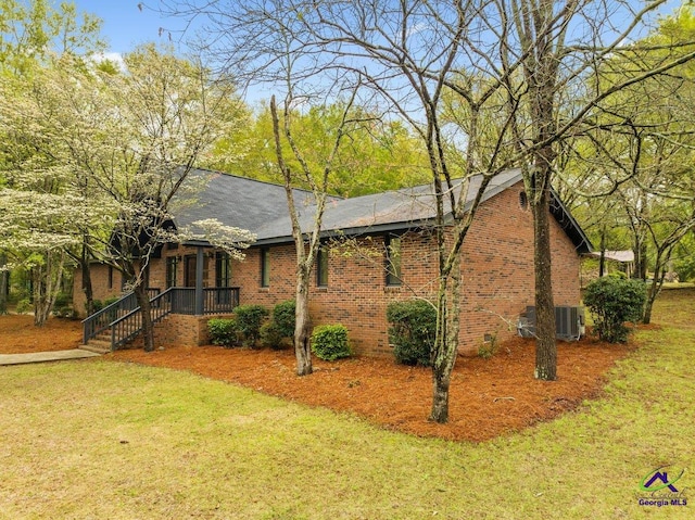 view of front of home with a front lawn