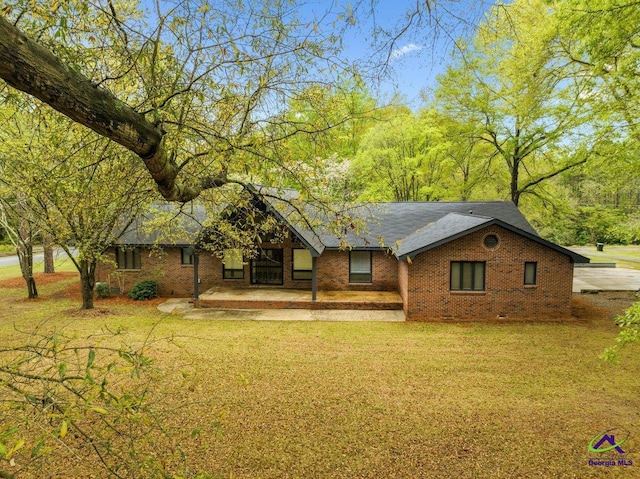 ranch-style home with a front lawn