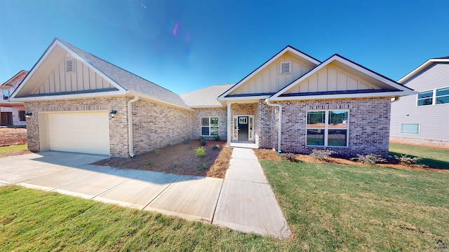 craftsman house with a front lawn