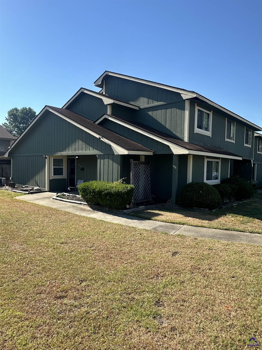 view of front of home featuring a front lawn