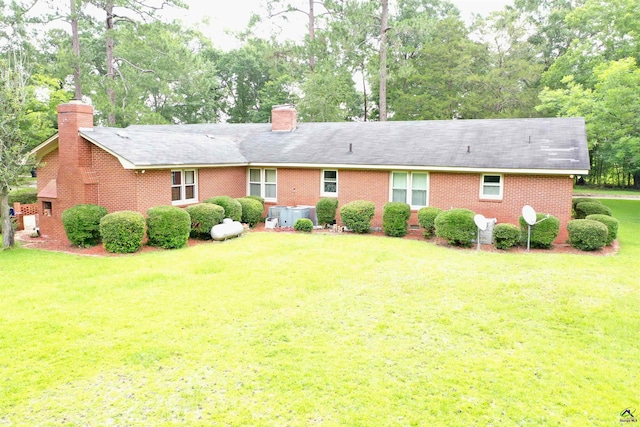 ranch-style house featuring a front lawn