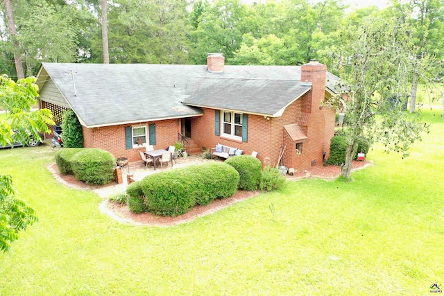 view of front of home featuring a front yard