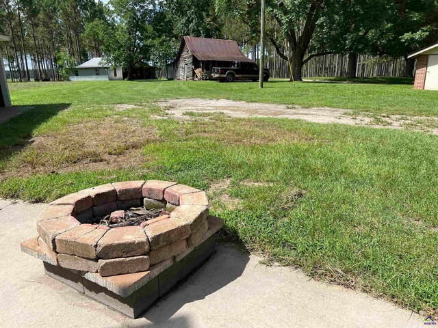 view of yard featuring an outdoor fire pit