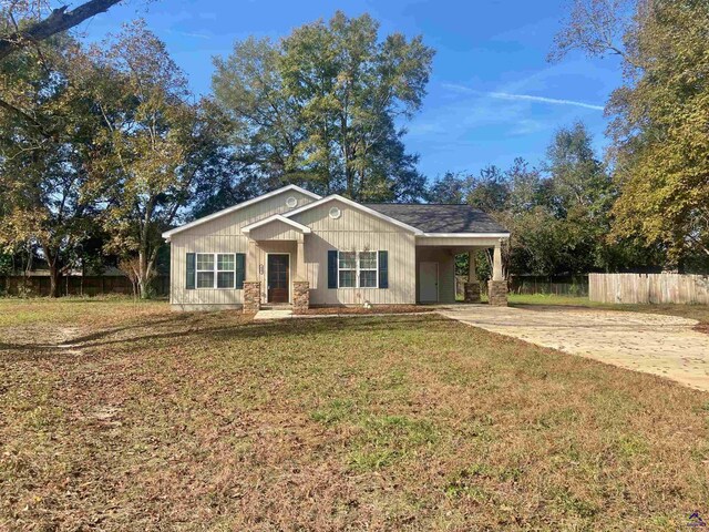 view of front of home featuring a carport and a front yard