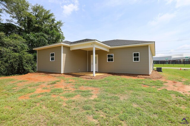 view of front facade featuring a patio area and a front lawn