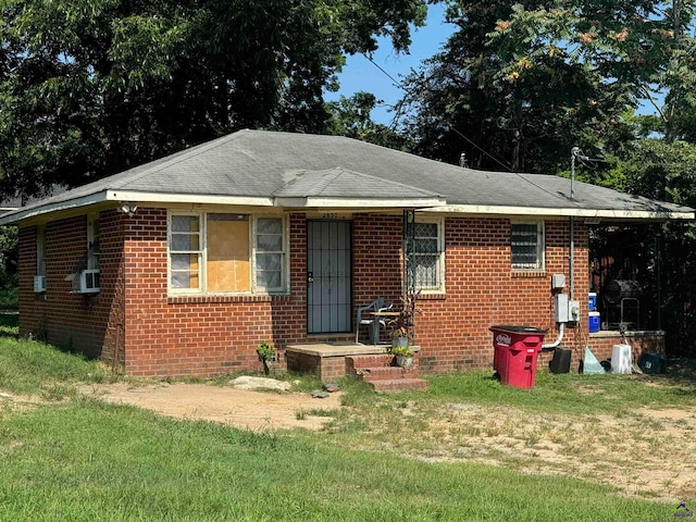 view of front of house featuring a front lawn