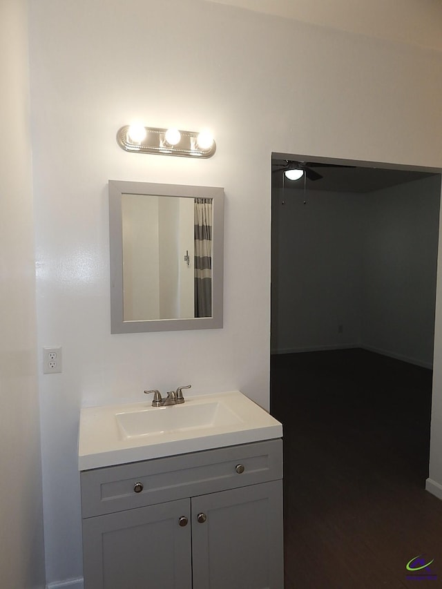 full bathroom featuring ceiling fan and vanity