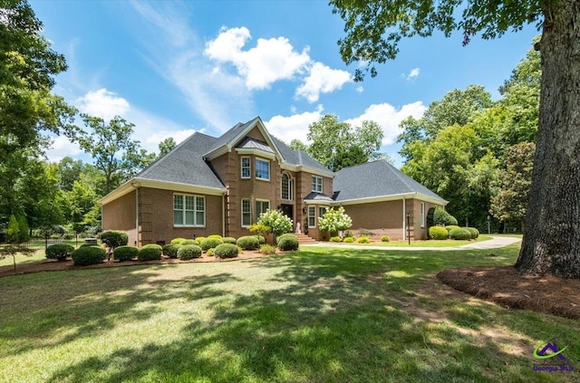 view of front of property featuring a front yard