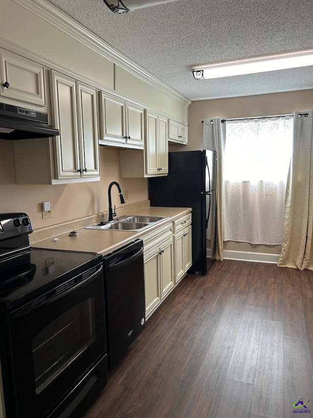 kitchen featuring crown molding, sink, black appliances, dark hardwood / wood-style floors, and a textured ceiling