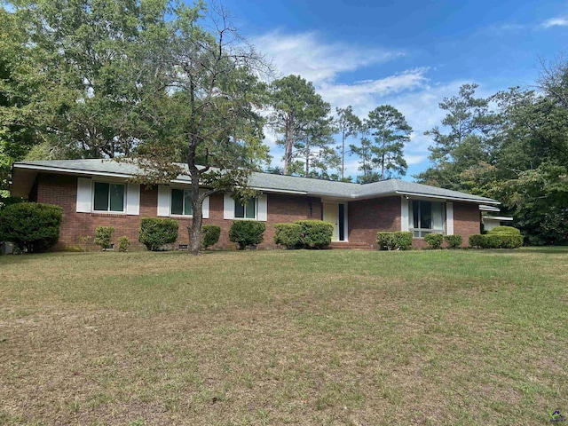 ranch-style house featuring a front lawn