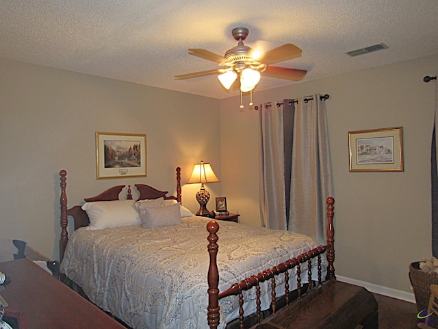 bedroom featuring ceiling fan and a textured ceiling