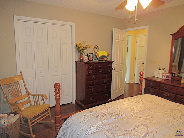 bedroom with a textured ceiling, dark wood-type flooring, ceiling fan, and a closet