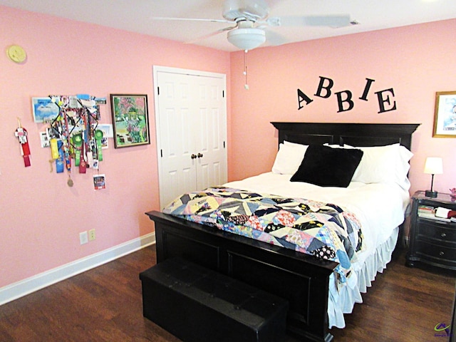 bedroom with dark hardwood / wood-style floors, ceiling fan, and a closet