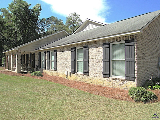 view of side of property featuring a lawn